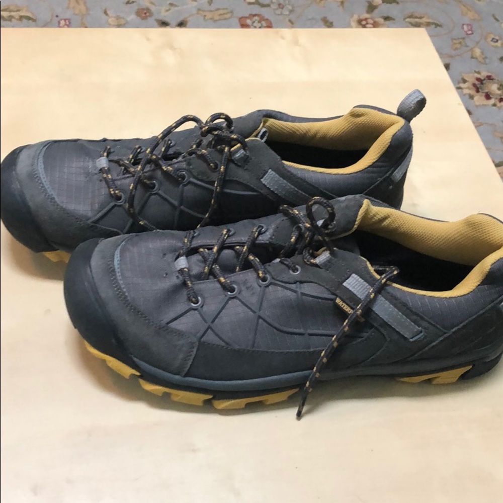 Waterproof low top men’s hiking shoes